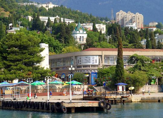 Финал "высокого" сезона в Крыму: ремонт причалов, трамвайные "новинки" и разрушенная башня