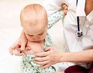 Какие прививки ставят новорожденным в роддоме — Первые прививки ...