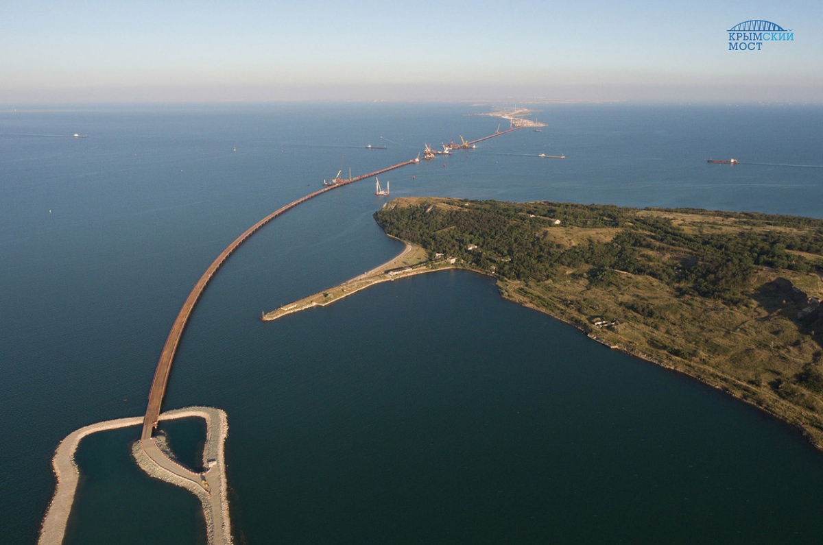 В Керченском проливе завершено строительство рабочих мостов и временных причалов [фото, видео]
