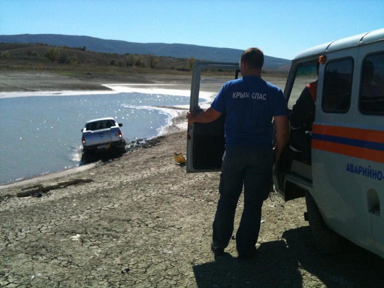 В Крыму сняли со скал троих туристов и вытащили машину из водохранилища [фото]