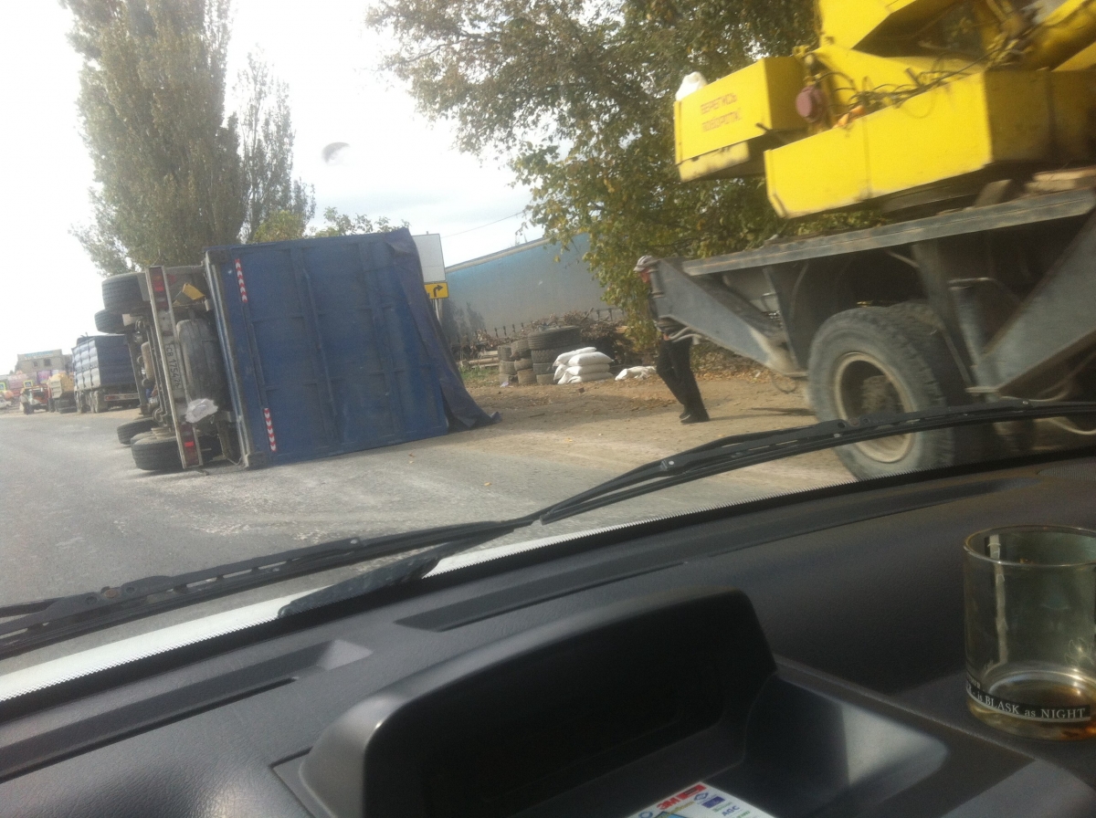 Под Симферополем перевернулся грузовик с прицепом [фото]