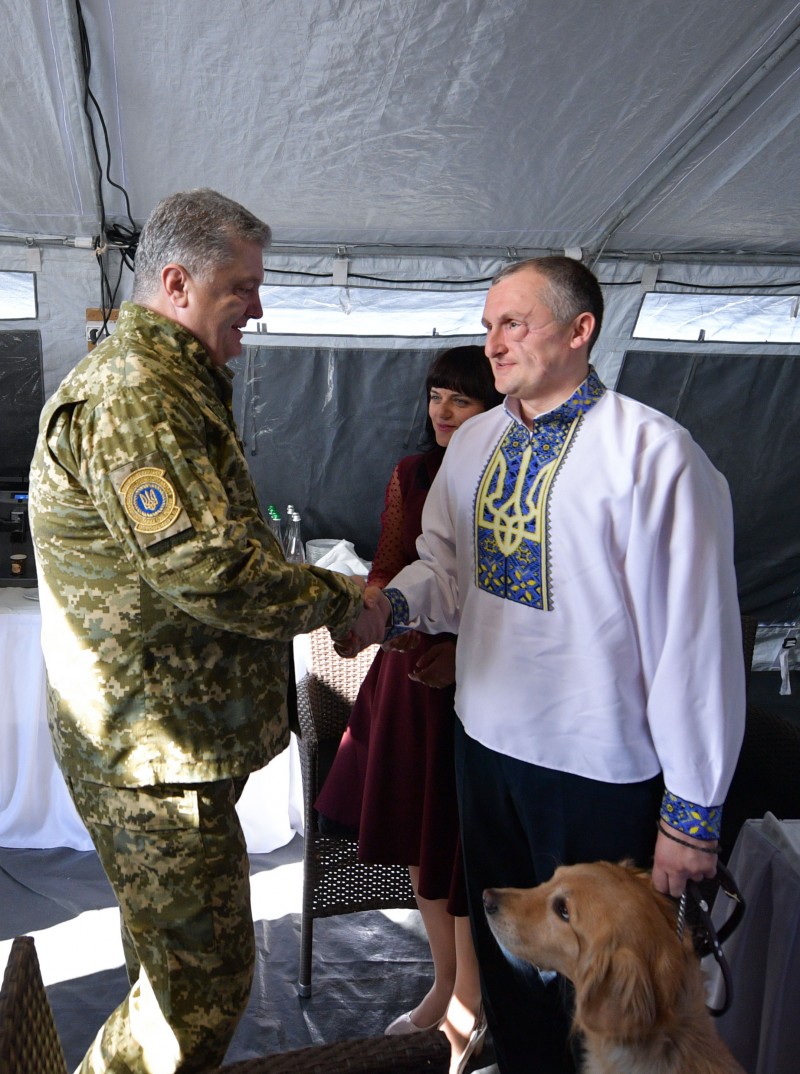 Вашим прикладом ми виховуємо нове покоління українських воїнів - Президент на Хмельниччині зустрівся з ветеранами АТО